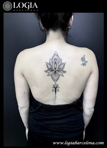 tatuaje-espalda-geometrico-Logia-Barcelona-Dasly-05    